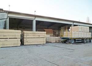 Rimorchio carico legna lavorata - Segheria Maino
